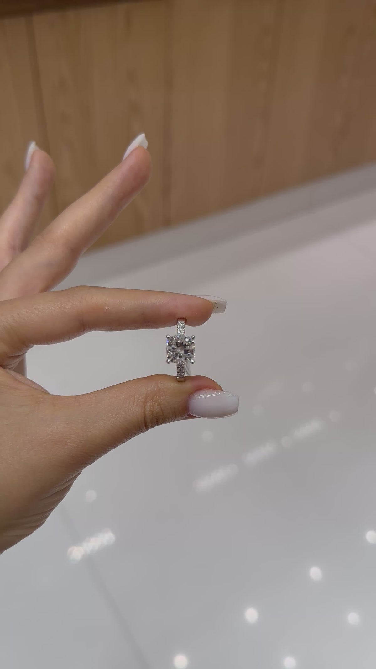 Bague solitaire diamant de laboratoire rond 3 carats certifié IGI, or blanc 18 carats – vidéo 2 – Diamea