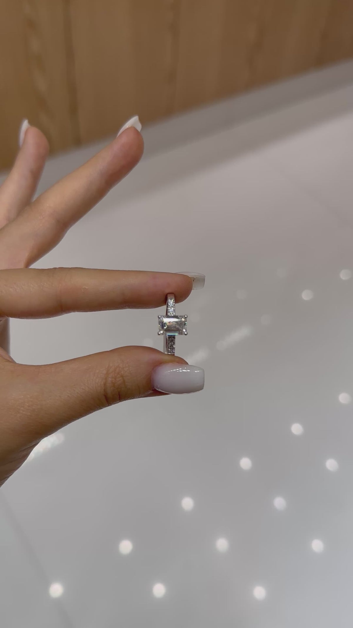 Bague solitaire diamant de laboratoire émeraude 2 ct certifié IGI en or blanc 18 carats – Diamea – vidéo 2