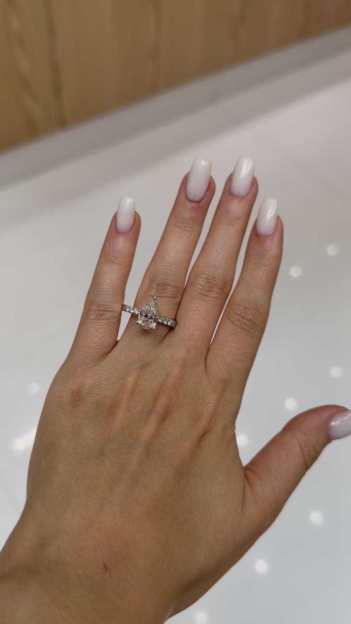 Bague solitaire diamant rose de laboratoire poire 2 carats certifié IGI, or blanc 18 carats – vidéo 1 – Diamea