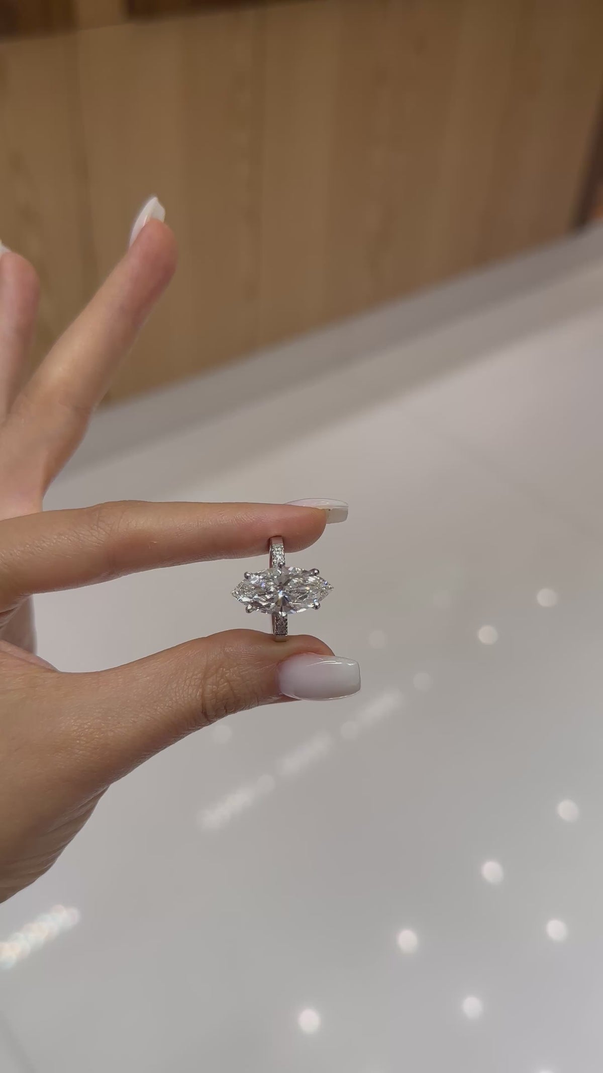Bague solitaire diamant de laboratoire marquise 5 carats certifié IGI, or blanc 18 carats – vidéo 2 – Diamea