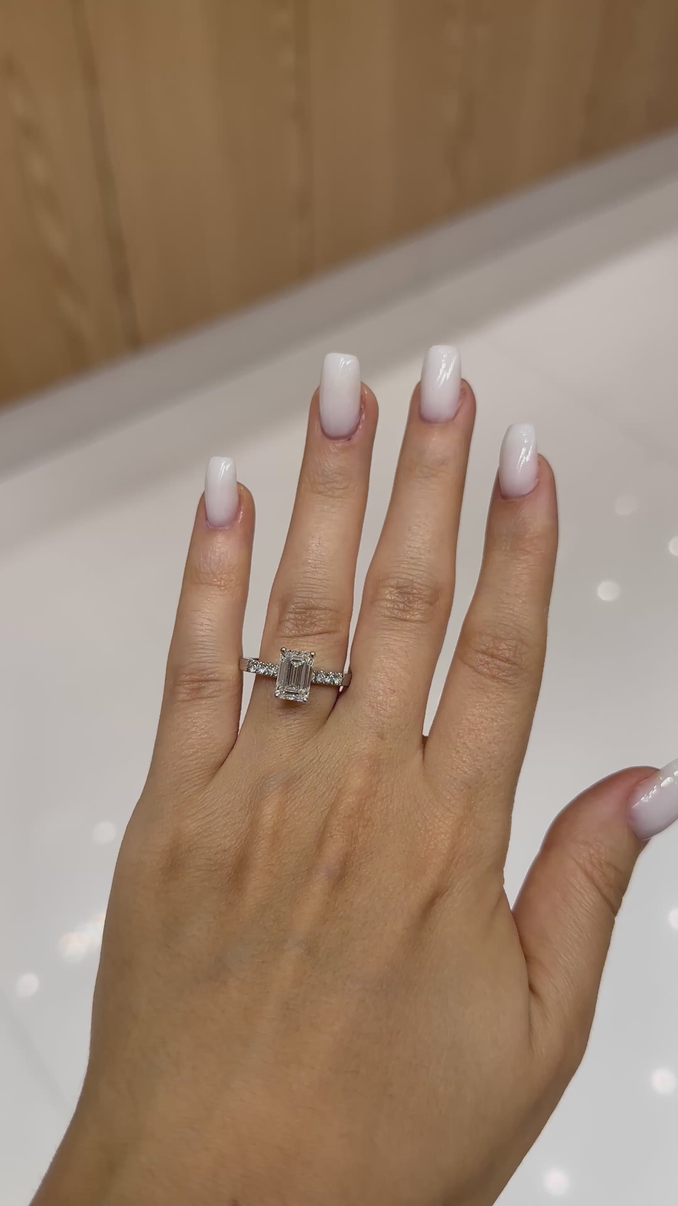 Bague solitaire diamant de laboratoire émeraude 2 ct certifié IGI en or blanc 18 carats – Diamea – vidéo 1