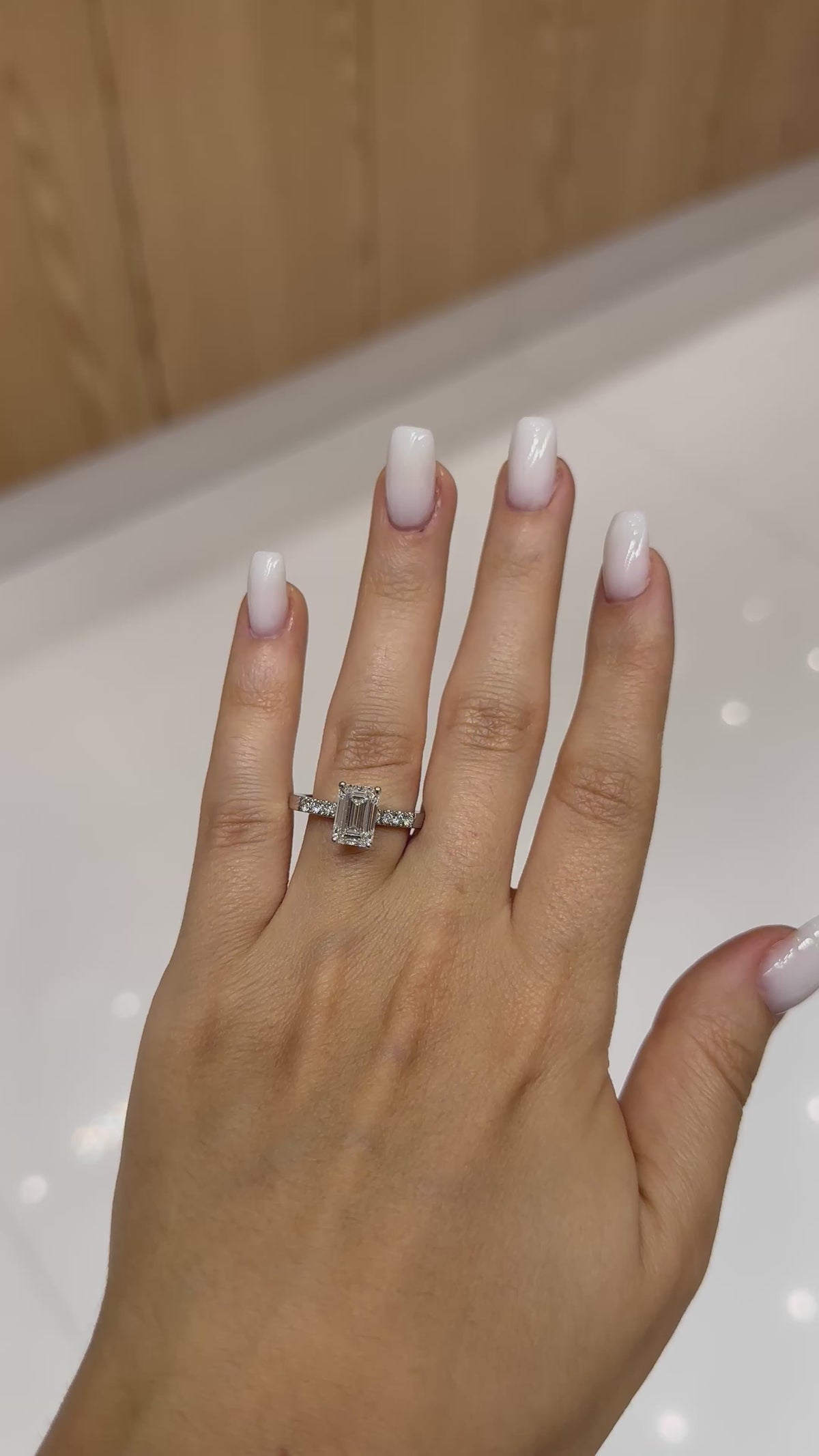 Bague solitaire diamant de laboratoire émeraude 2 ct certifié IGI en or blanc 18 carats – Diamea – vidéo 1