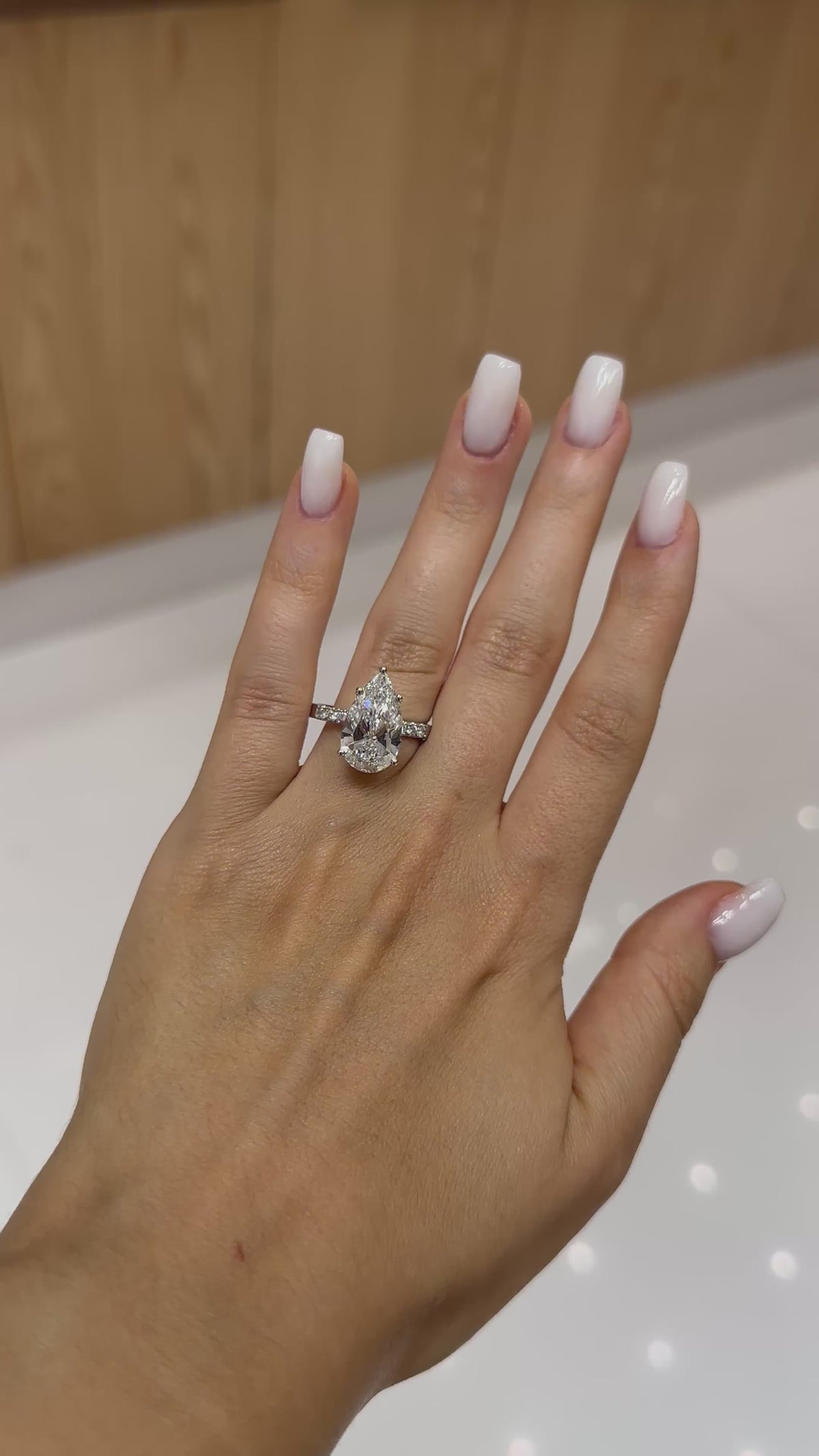 Bague solitaire diamant de laboratoire poire 5 carats certifié IGI, or blanc 18 carats – vidéo 1 – Diamea