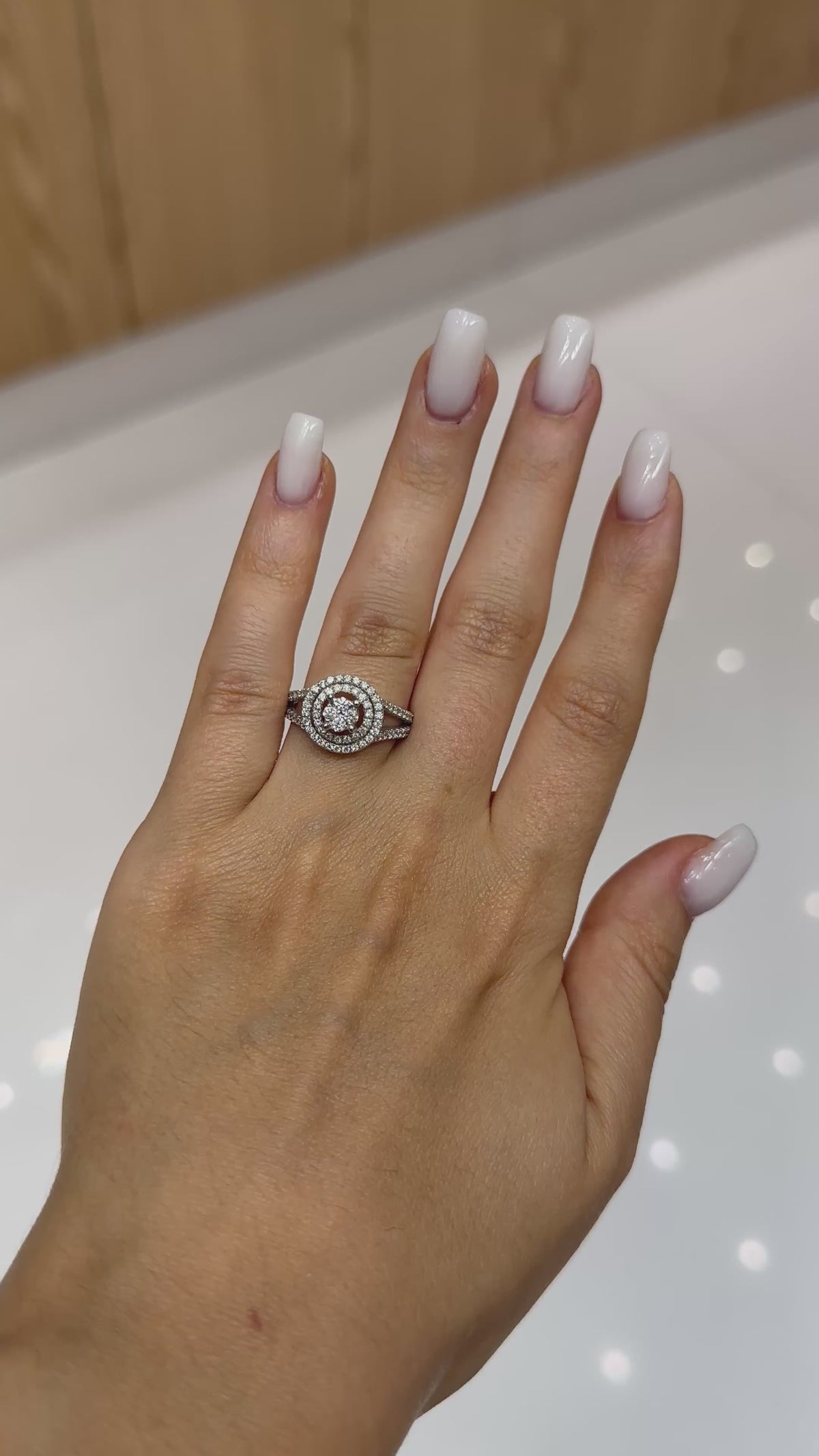 Bague diamant Ronde Diamants en or blanc 18 carats, 0,69 ct de diamants naturels – Diamea – vidéo 1