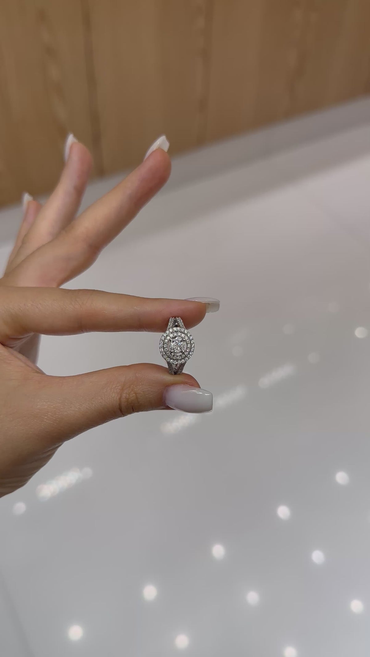 Bague diamant Ronde Diamants en or blanc 18 carats, 0,69 ct de diamants naturels – Diamea – vidéo 2