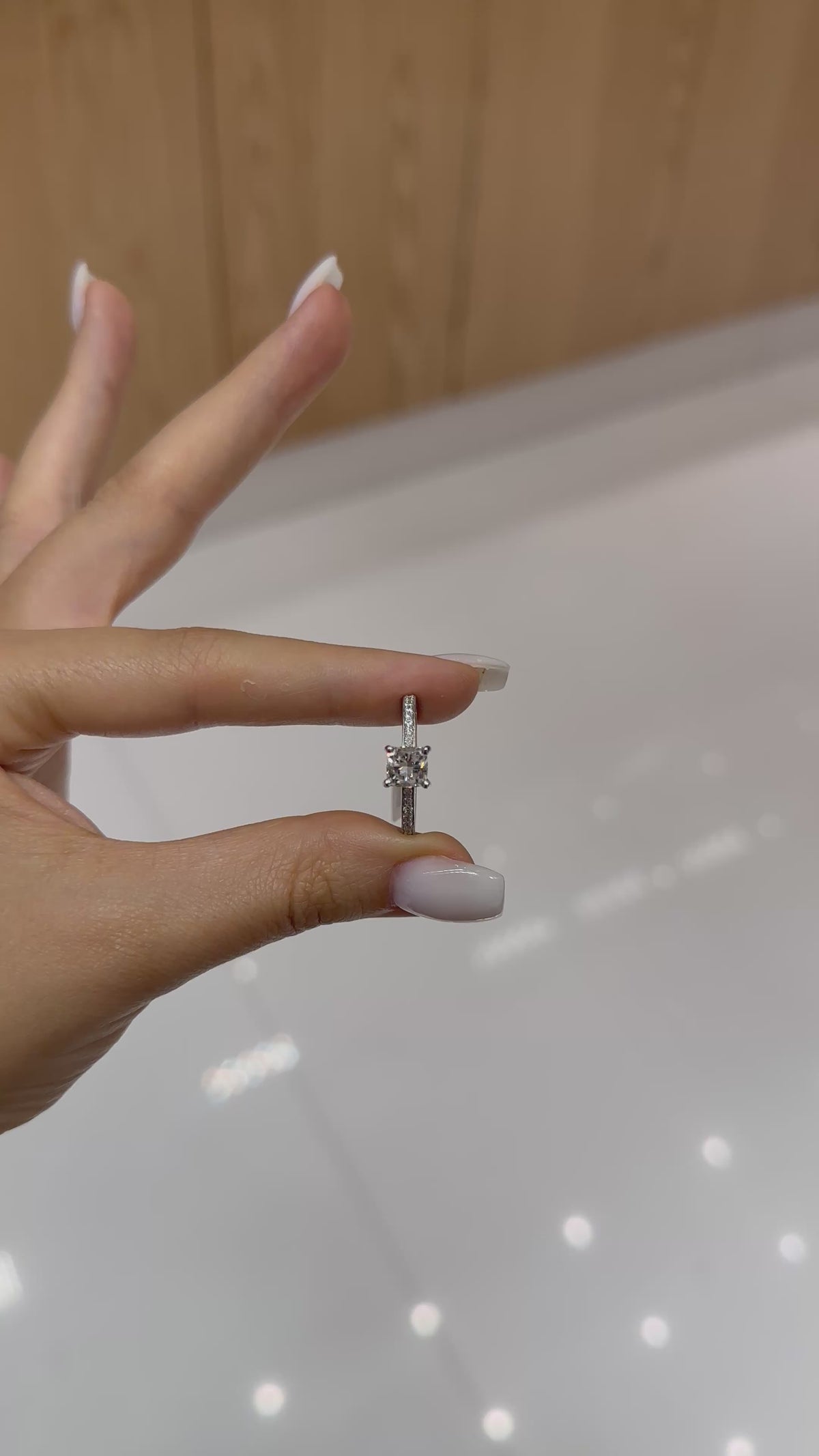 Vidéo portée bague solitaire diamant de laboratoire coussin 1 ct – Diamea