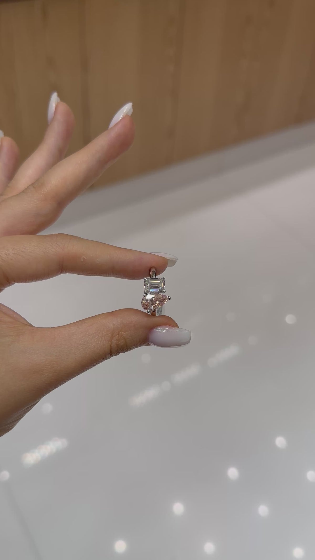 Vidéo portée bague Toi & Moi diamant émeraude et poire rose de laboratoire – Diamea