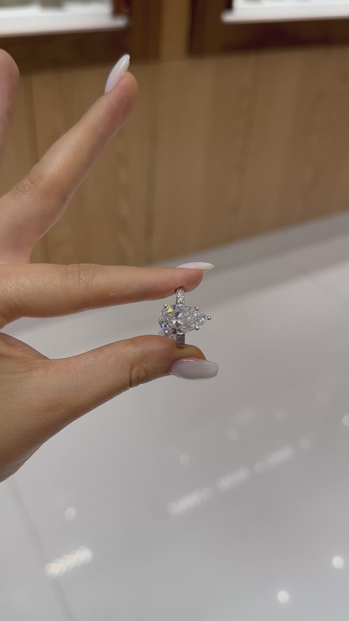 Bague solitaire diamant de laboratoire poire 5 carats certifié IGI, or blanc 18 carats – vidéo 2 – Diamea