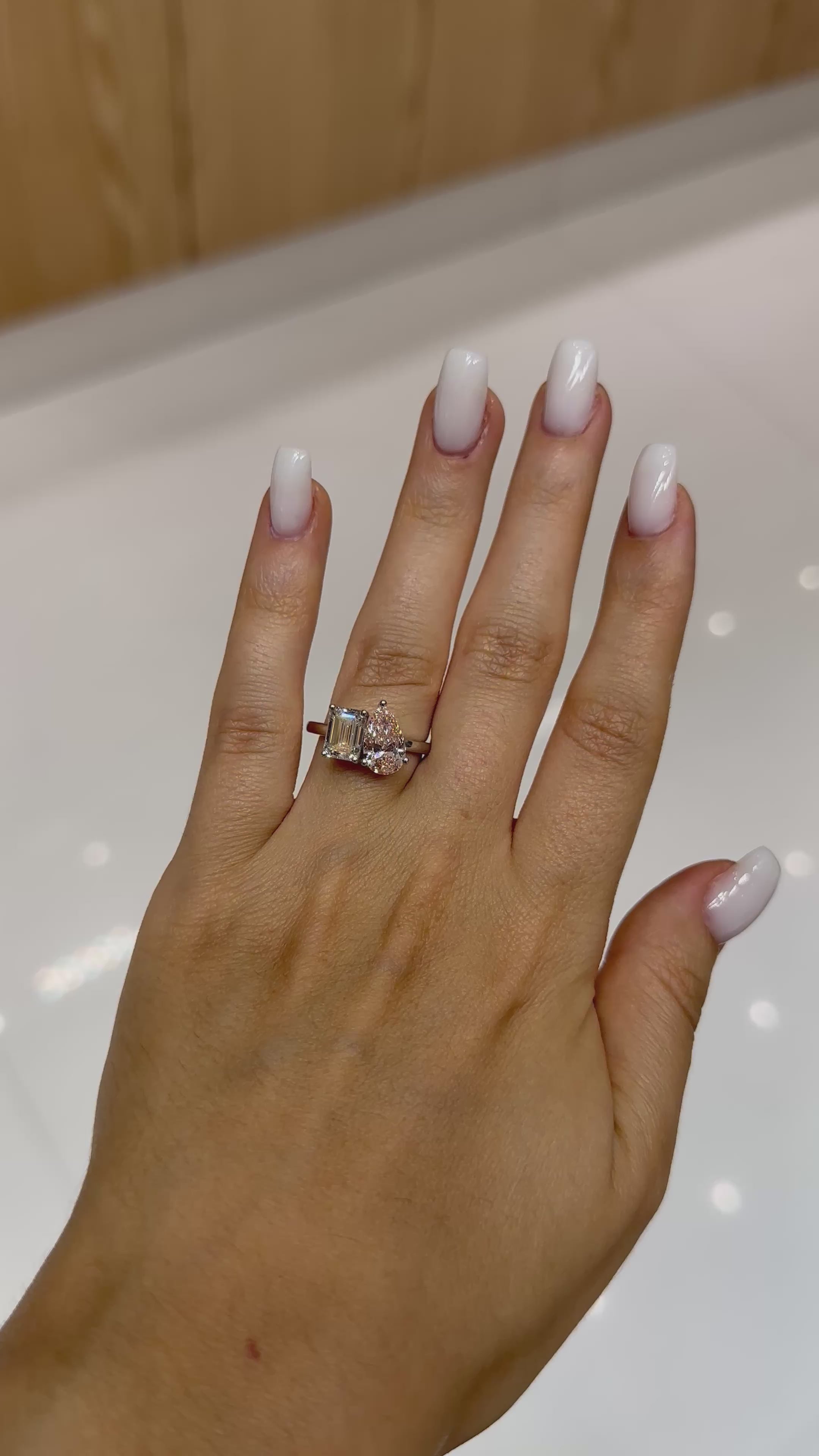 Vidéo bague Toi & Moi diamant émeraude et diamant rose poire de laboratoire – Diamea