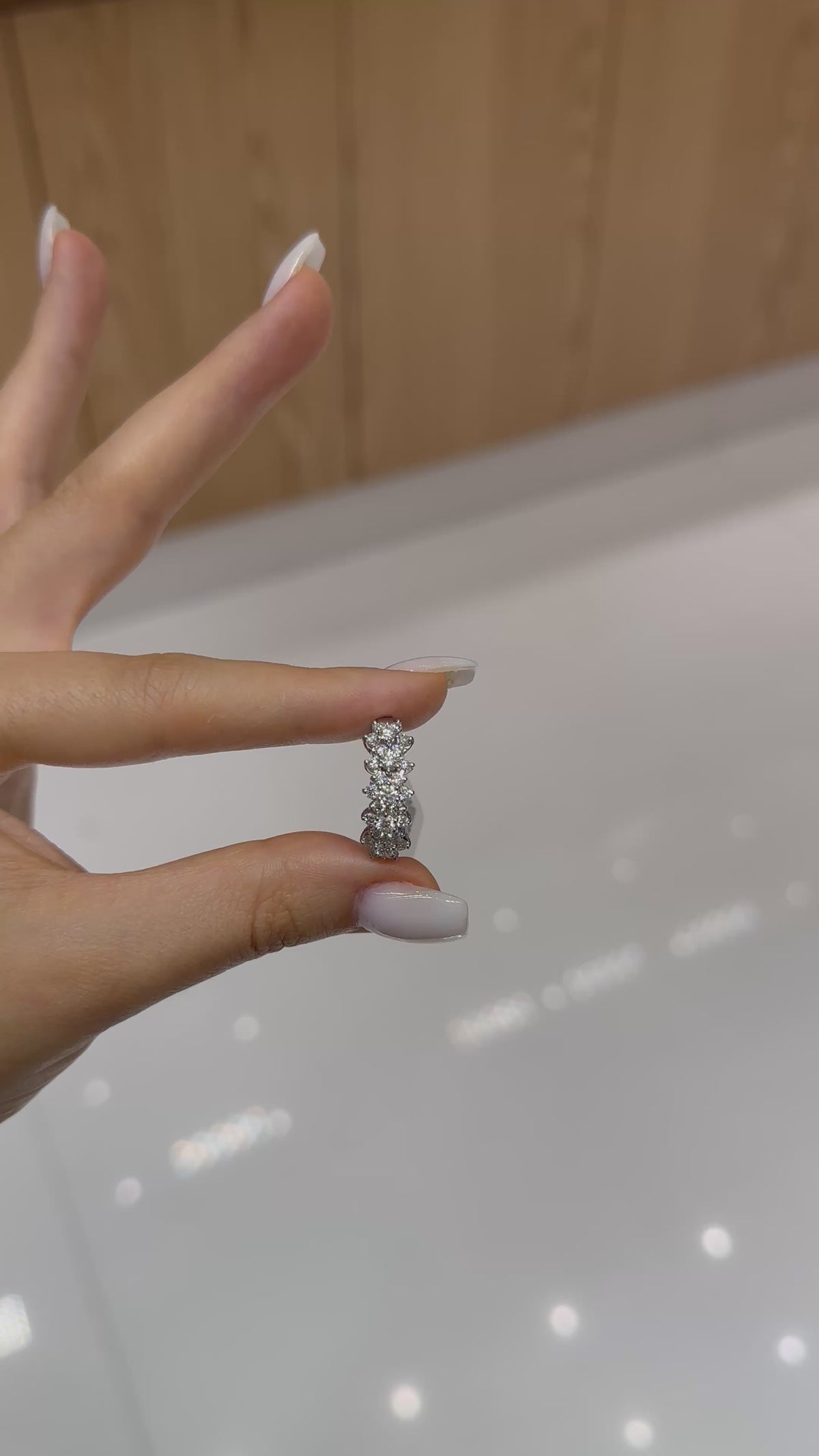 Bague diamant Cinq Marguerite Diamants en or blanc 18 carats, 1,01 ct de diamants naturels – Diamea – vidéo 2