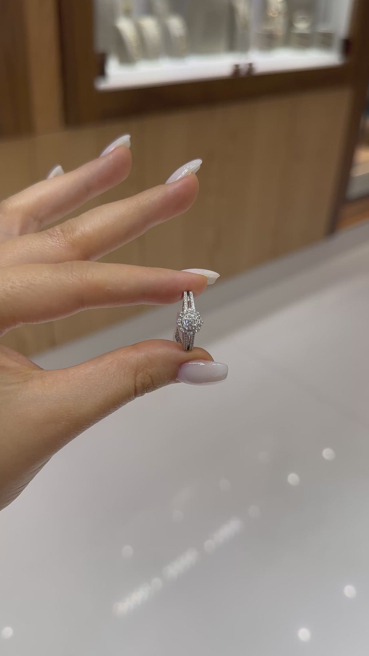 Bague diamant Ronde Diamants en or blanc 18 carats, 0,31 ct de diamants naturels – Diamea – vidéo 2