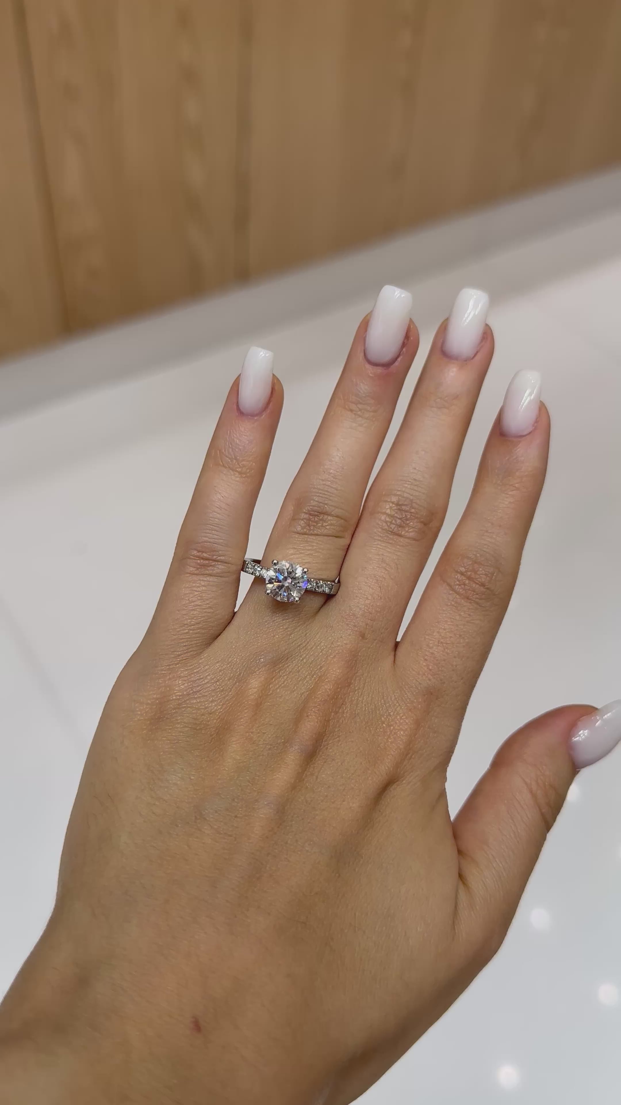 Bague solitaire diamant de laboratoire rond 2 carats certifié IGI, or blanc 18 carats – vidéo 1 – Diamea