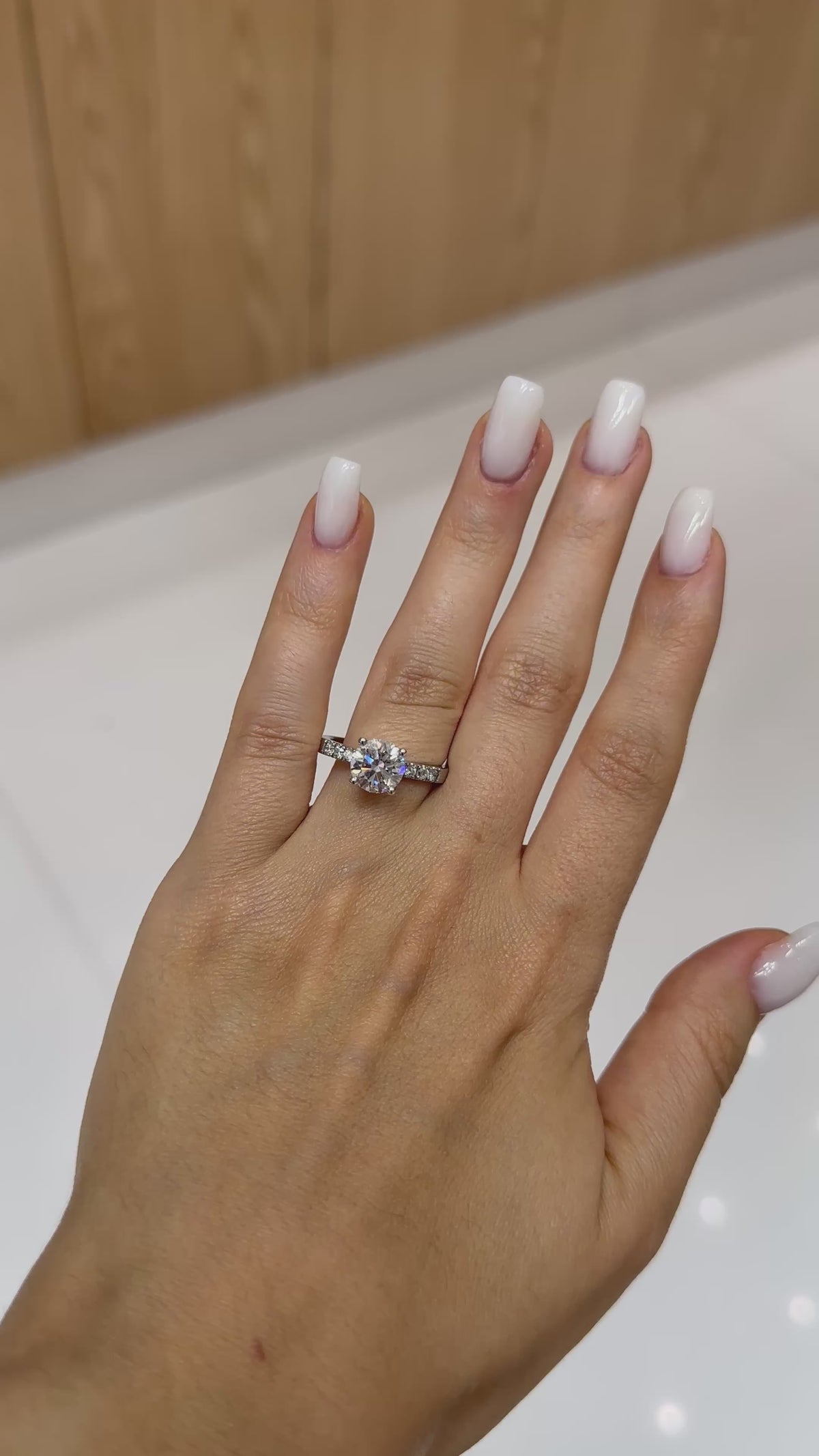 Bague solitaire diamant de laboratoire rond 2 carats certifié IGI, or blanc 18 carats – vidéo 1 – Diamea