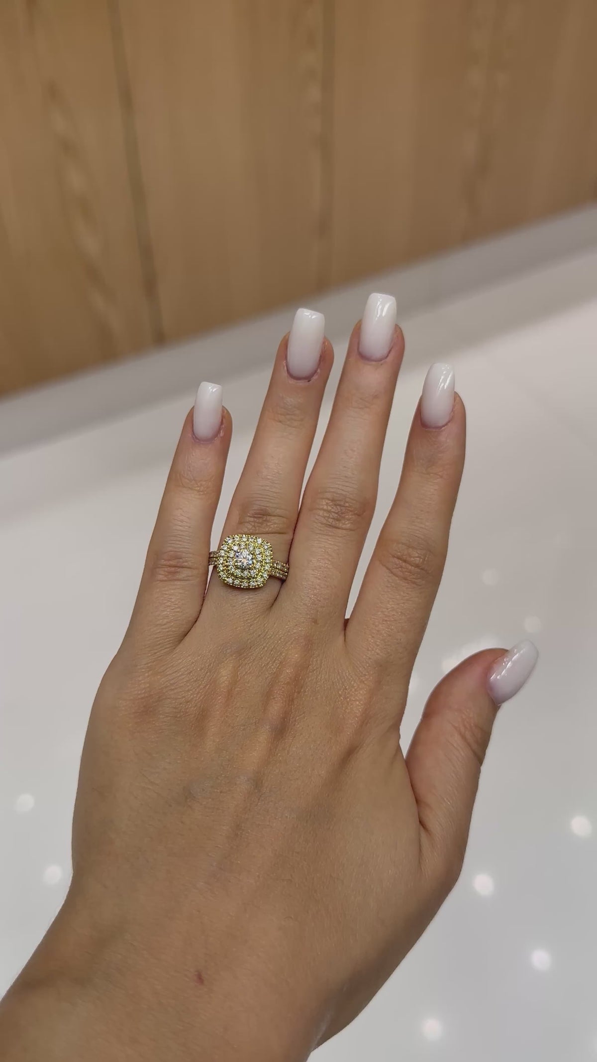 Bague diamant Carré Diamants en or jaune 18 carats, 0,95 ct de diamants naturels, diamant central certifié GIA – Diamea – vidéo 2