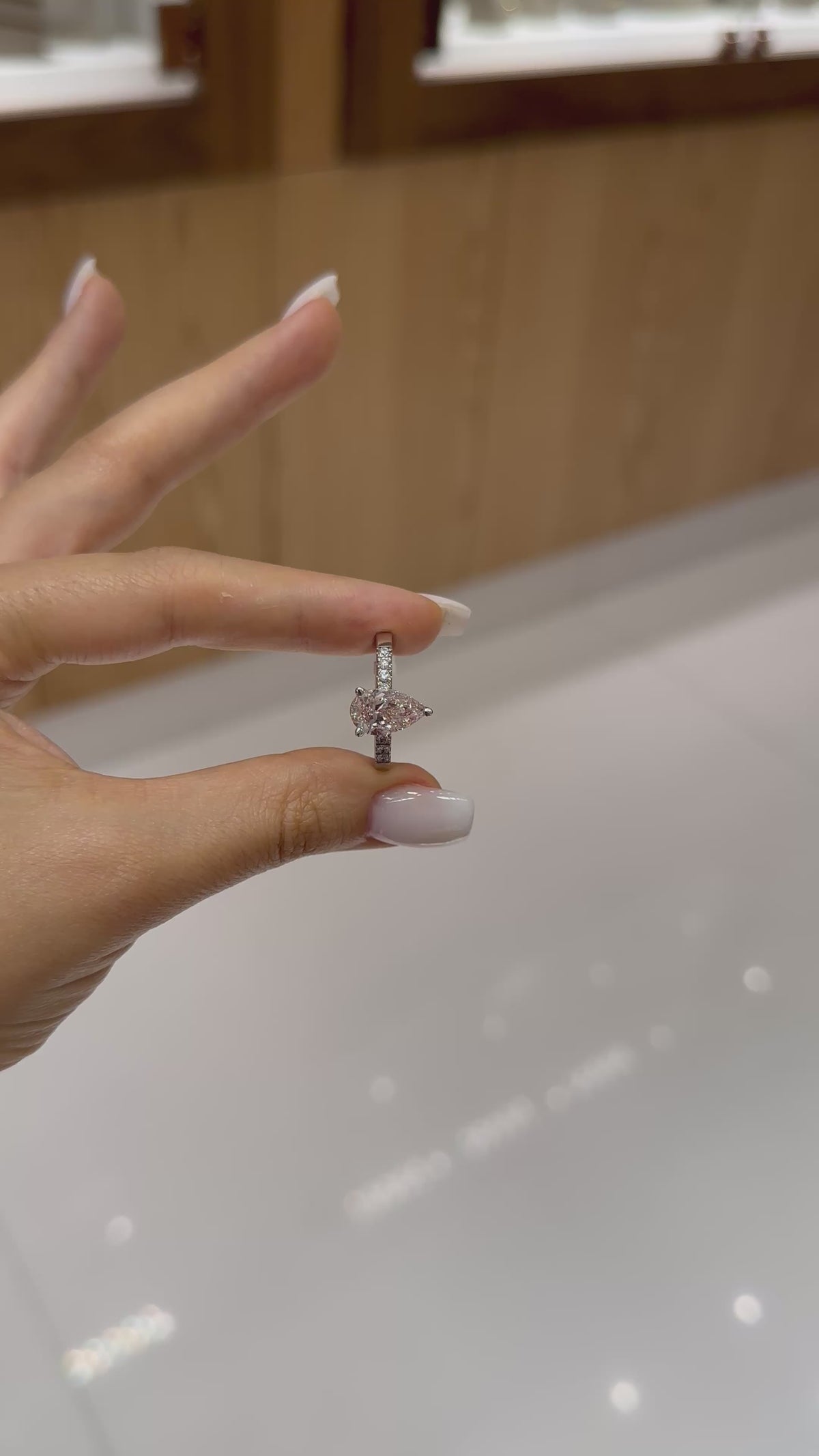Bague solitaire diamant rose de laboratoire poire 2 carats certifié IGI, or blanc 18 carats – vidéo 2 – Diamea