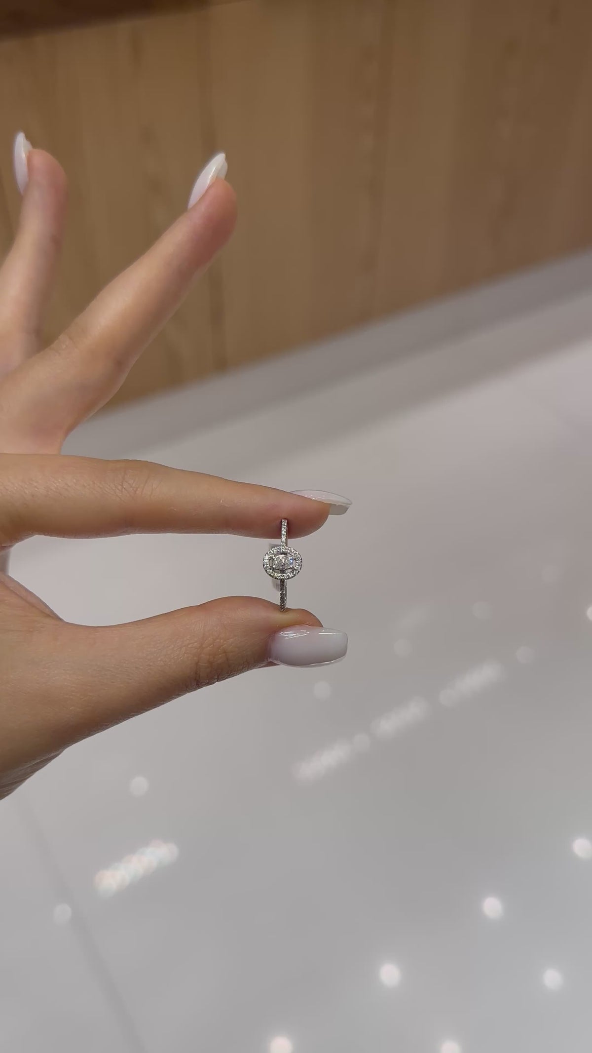 Bague solitaire diamant Solitaire Oval Diamants en or blanc 18 carats, 0,31 ct de diamants naturels – Diamea – vidéo 2