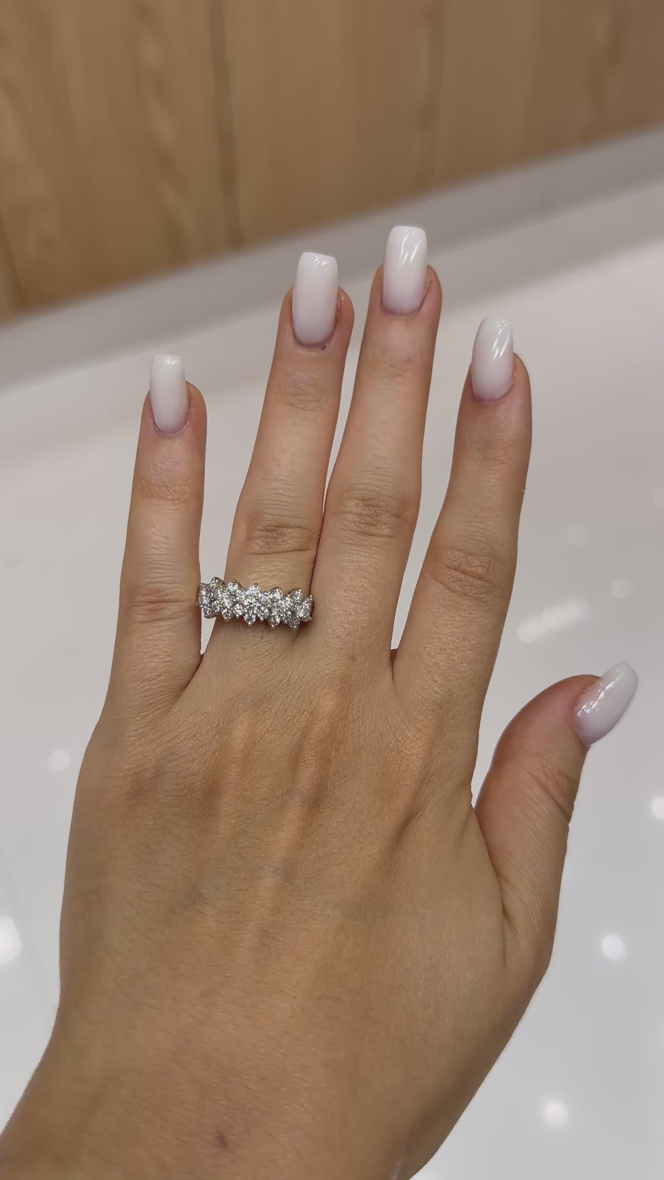 Bague diamant Cinq Marguerite Diamants en or blanc 18 carats, 1,01 ct de diamants naturels – Diamea – vidéo 1