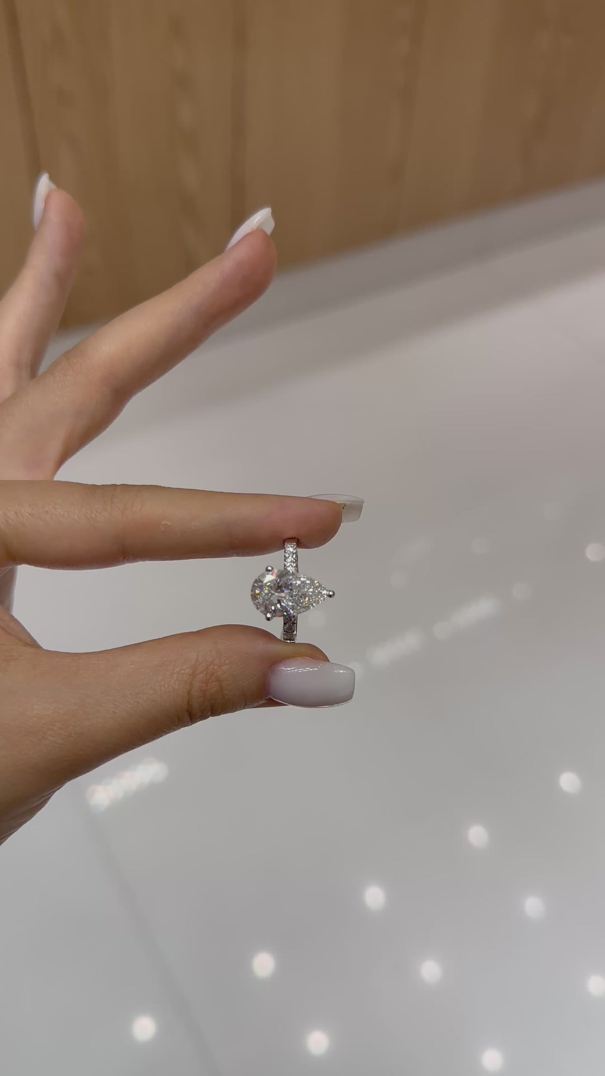 Vidéo portée bague solitaire diamant de laboratoire poire 2 ct pavée – Diamea