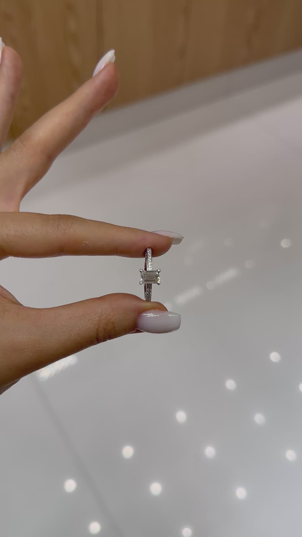 Vidéo portée bague solitaire diamant de laboratoire émeraude 1 ct – Diamea