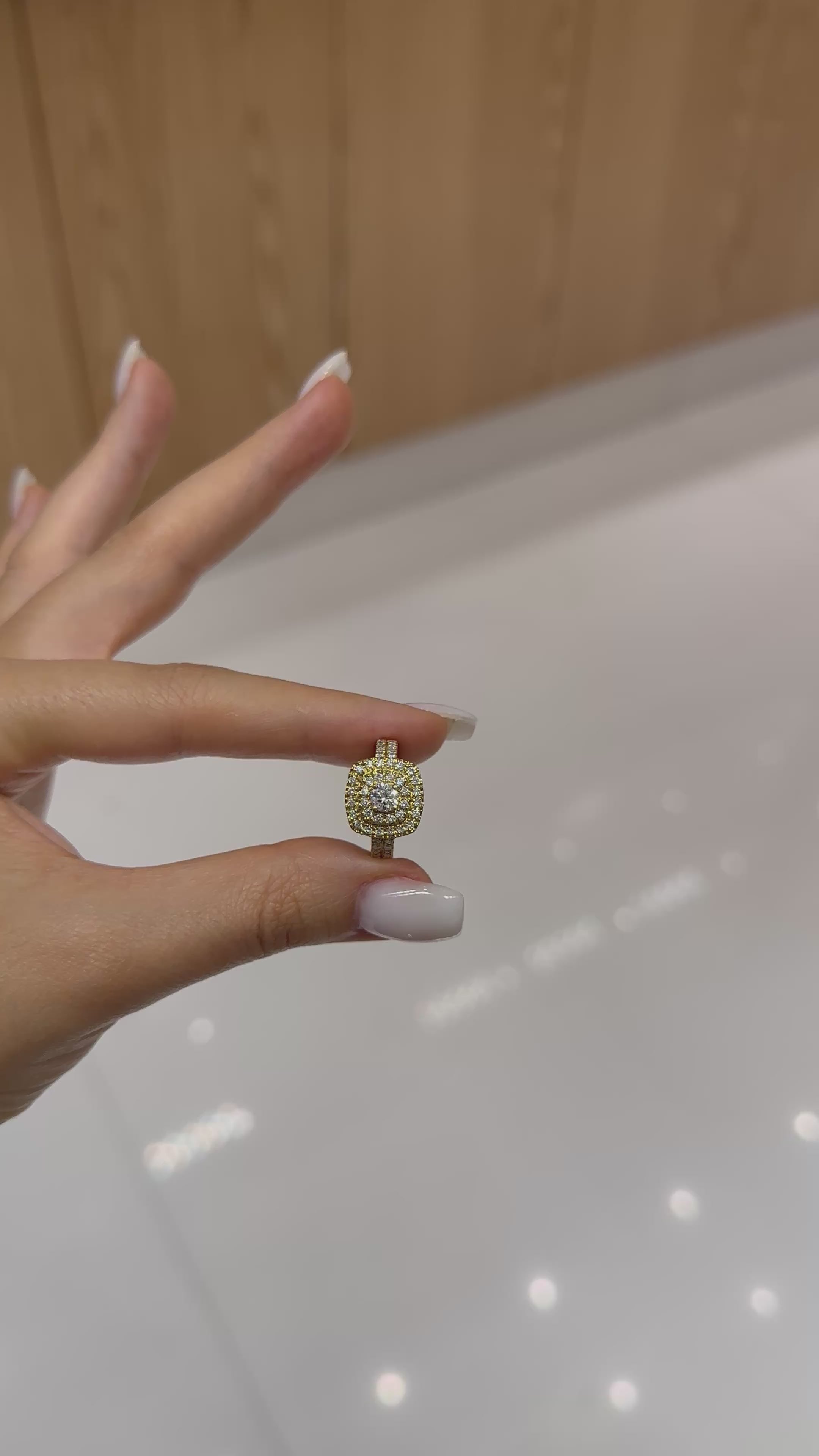 Bague diamant Carré Diamants en or jaune 18 carats, 0,95 ct de diamants naturels, diamant central certifié GIA – Diamea – vidéo 1