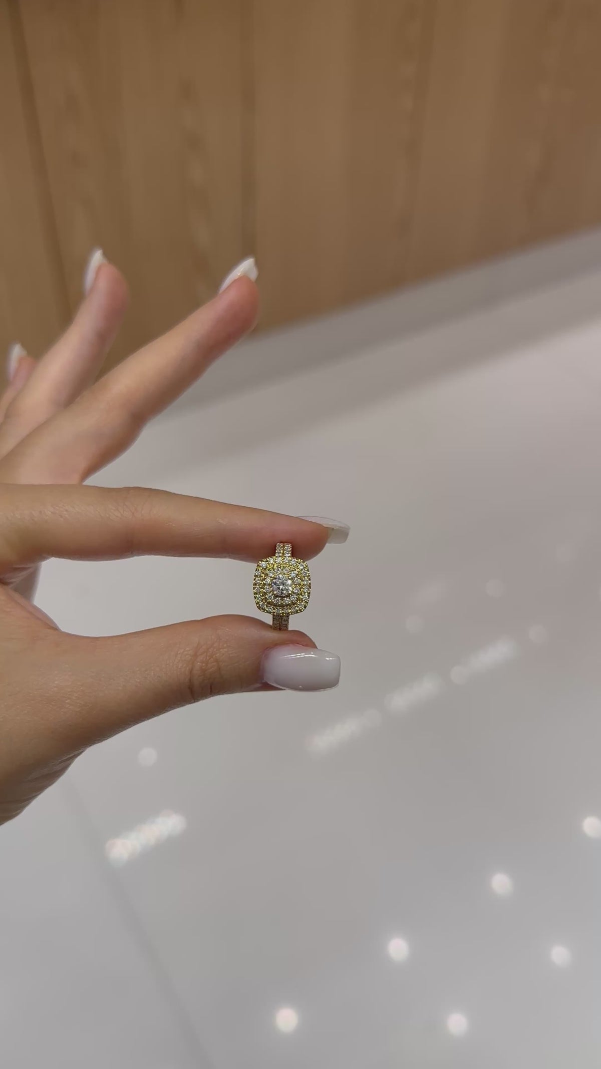 Bague diamant Carré Diamants en or jaune 18 carats, 0,95 ct de diamants naturels, diamant central certifié GIA – Diamea – vidéo 1