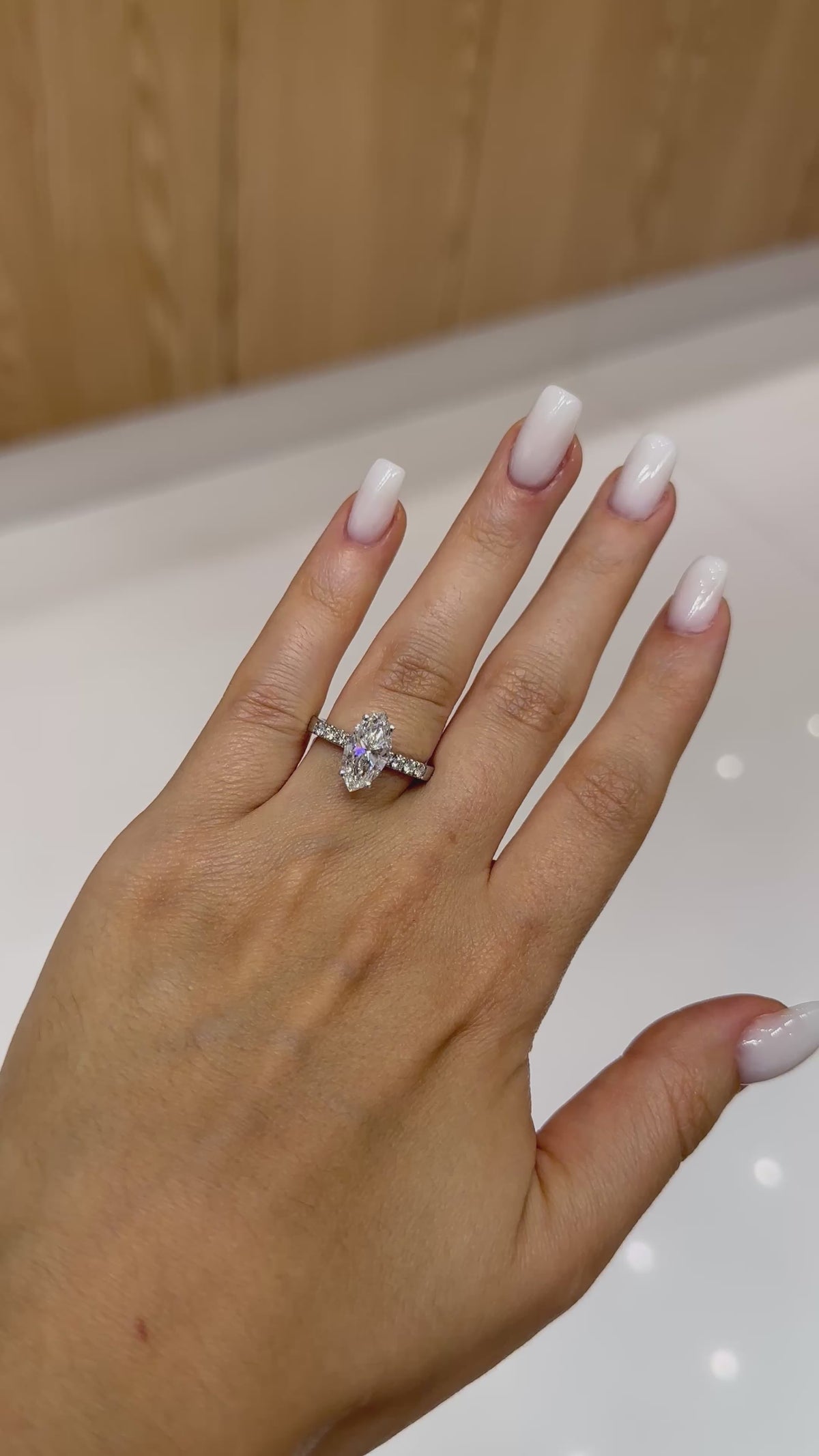 Bague solitaire diamant de laboratoire marquise 2 carats certifié IGI, or blanc 18 carats – vidéo 1 – Diamea