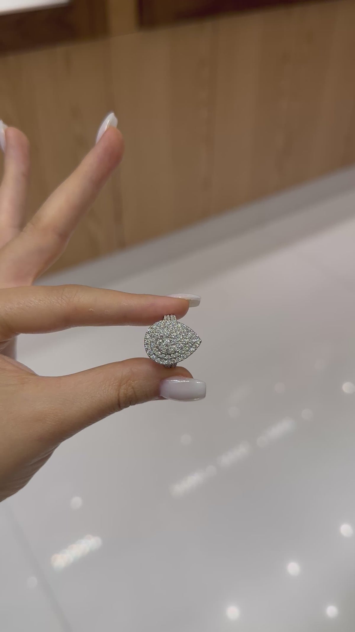 Bague diamant Poire Diamants en or blanc 18 carats, 1,30 ct de diamants naturels – Diamea – vidéo 2