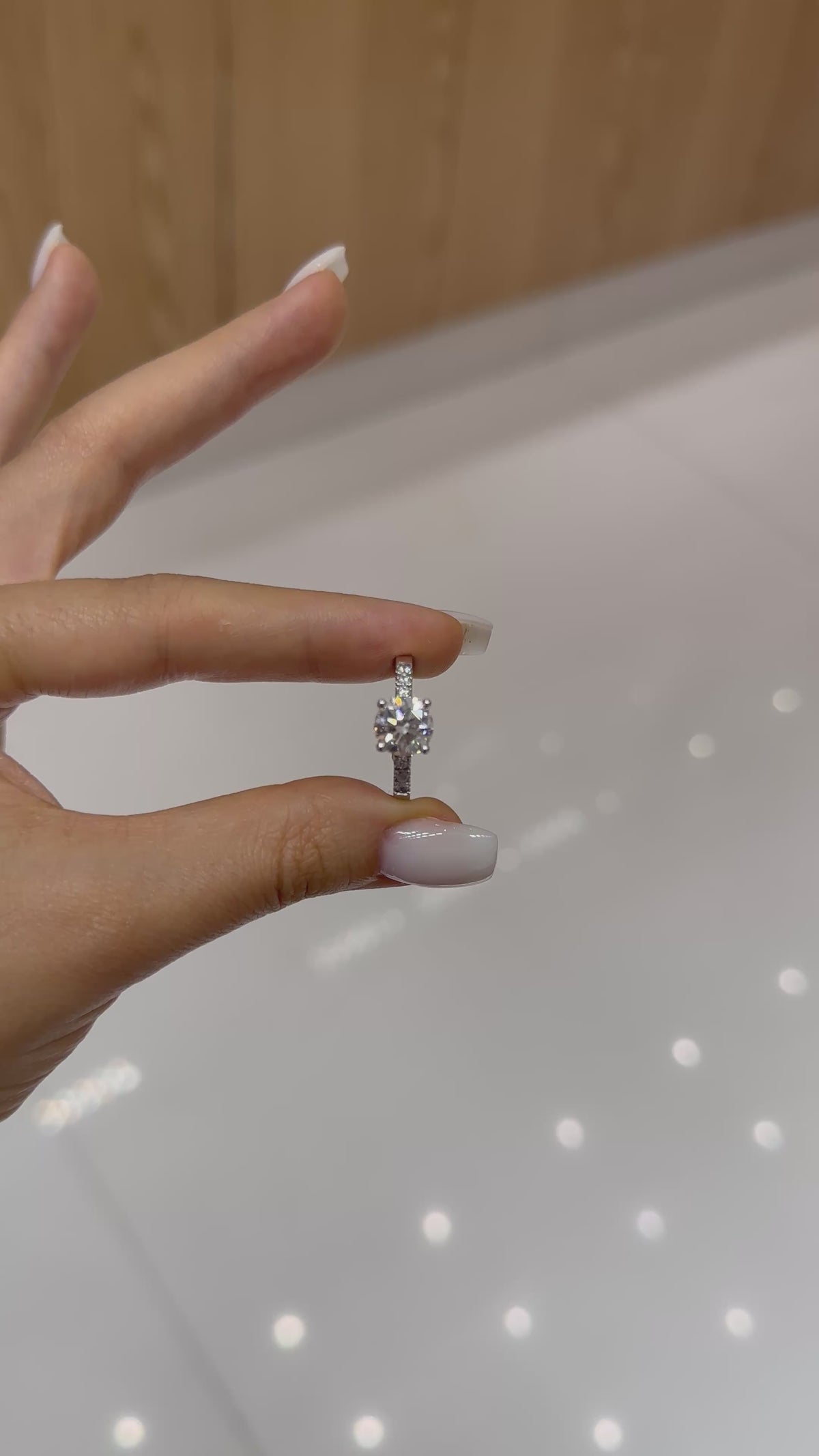Bague solitaire diamant de laboratoire rond 2 carats certifié IGI, or blanc 18 carats – vidéo 2 – Diamea
