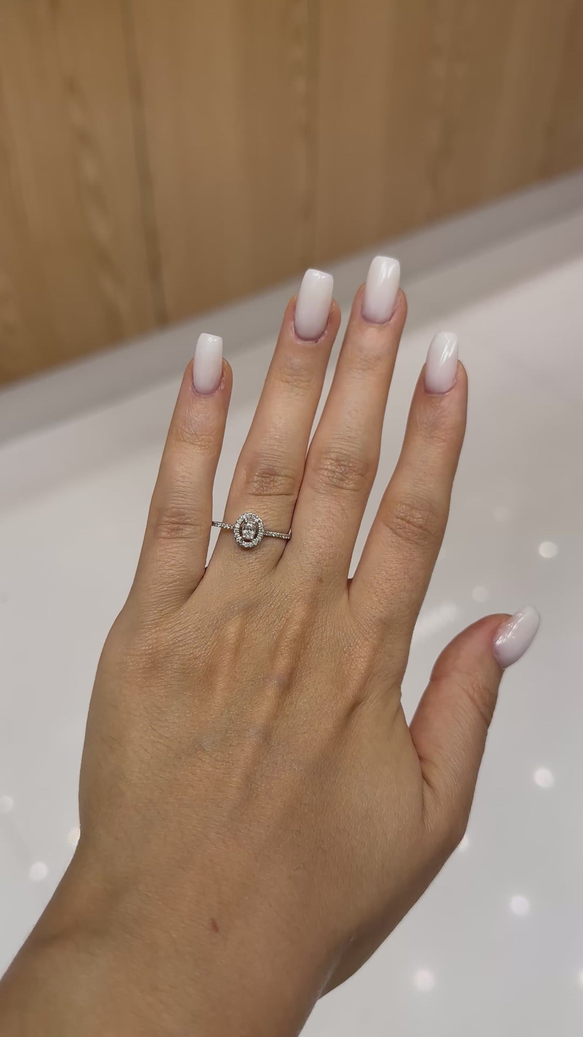 Bague solitaire diamant Solitaire Oval Diamants en or blanc 18 carats, 0,31 ct de diamants naturels – Diamea – vidéo 1
