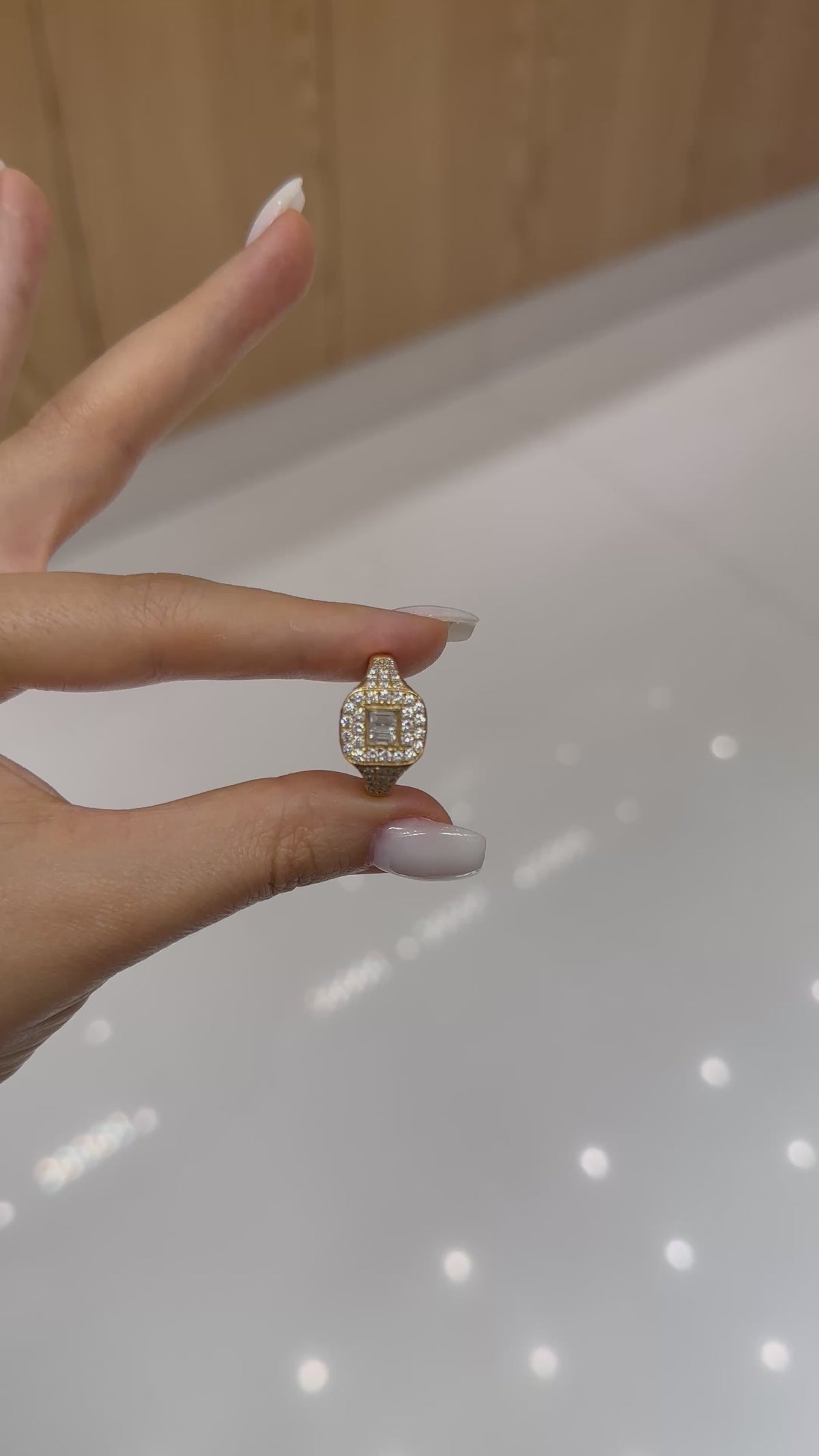 Bague diamant Carré Diamants en or jaune 18 carats, 1,77 ct de diamants naturels – Diamea – vidéo 2