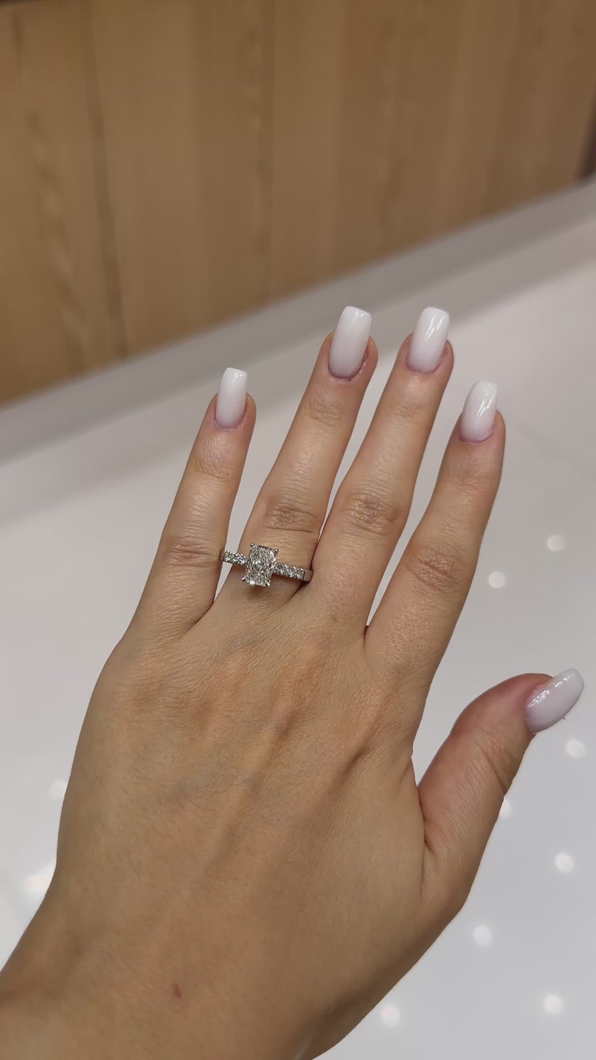 Vidéo bague solitaire diamant de laboratoire radiant 1,5 ct pavée – Diamea
