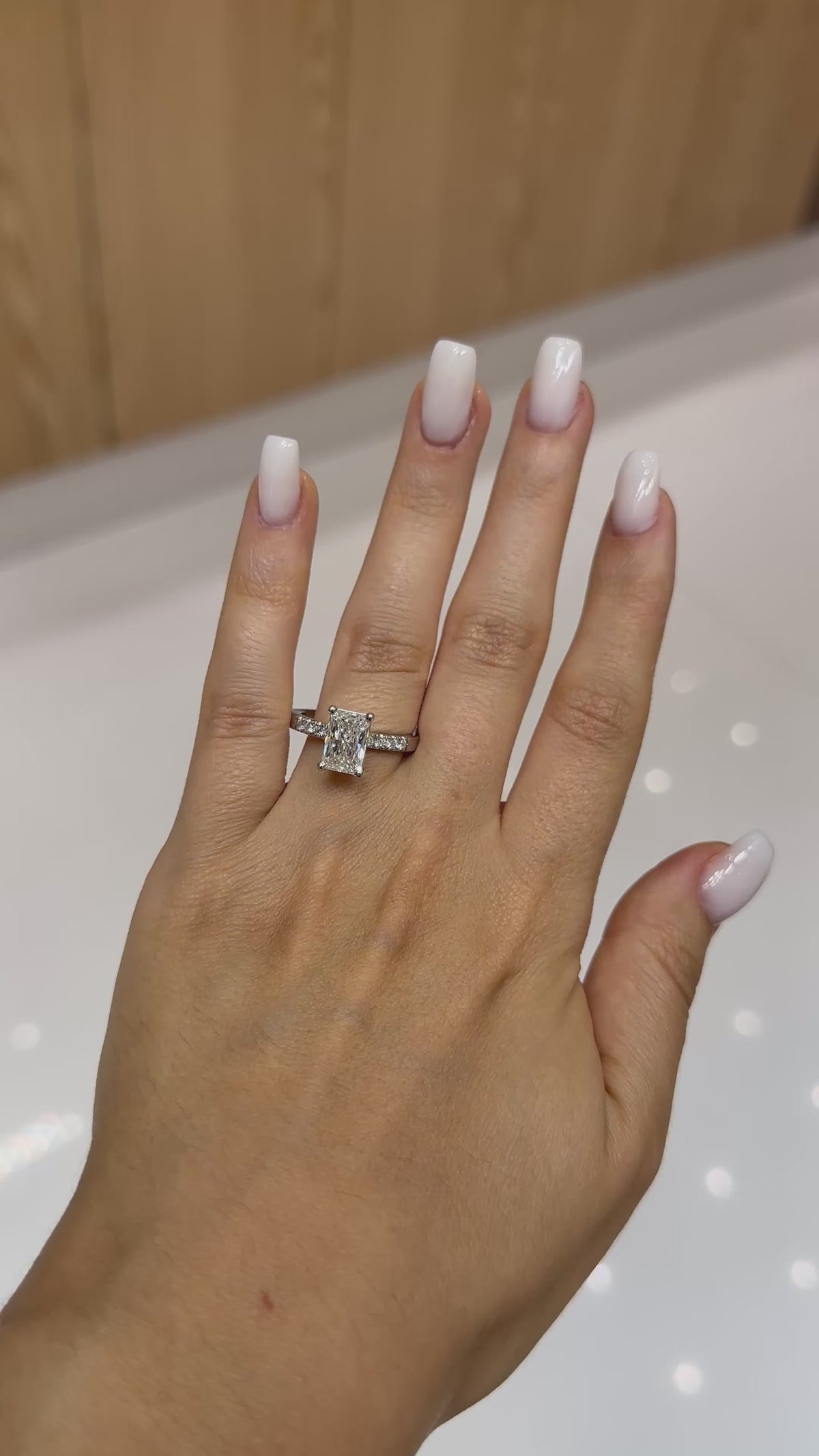 Vidéo bague solitaire diamant de laboratoire radiant 2 ct – Diamea