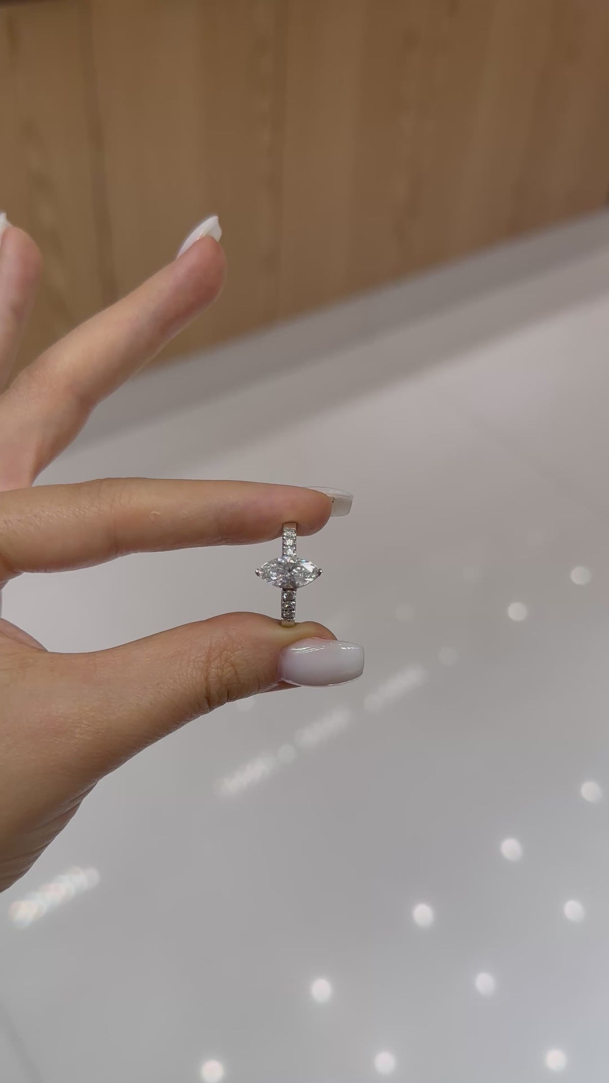 Vidéo portée bague solitaire diamant de laboratoire marquise 1,5 ct – Diamea