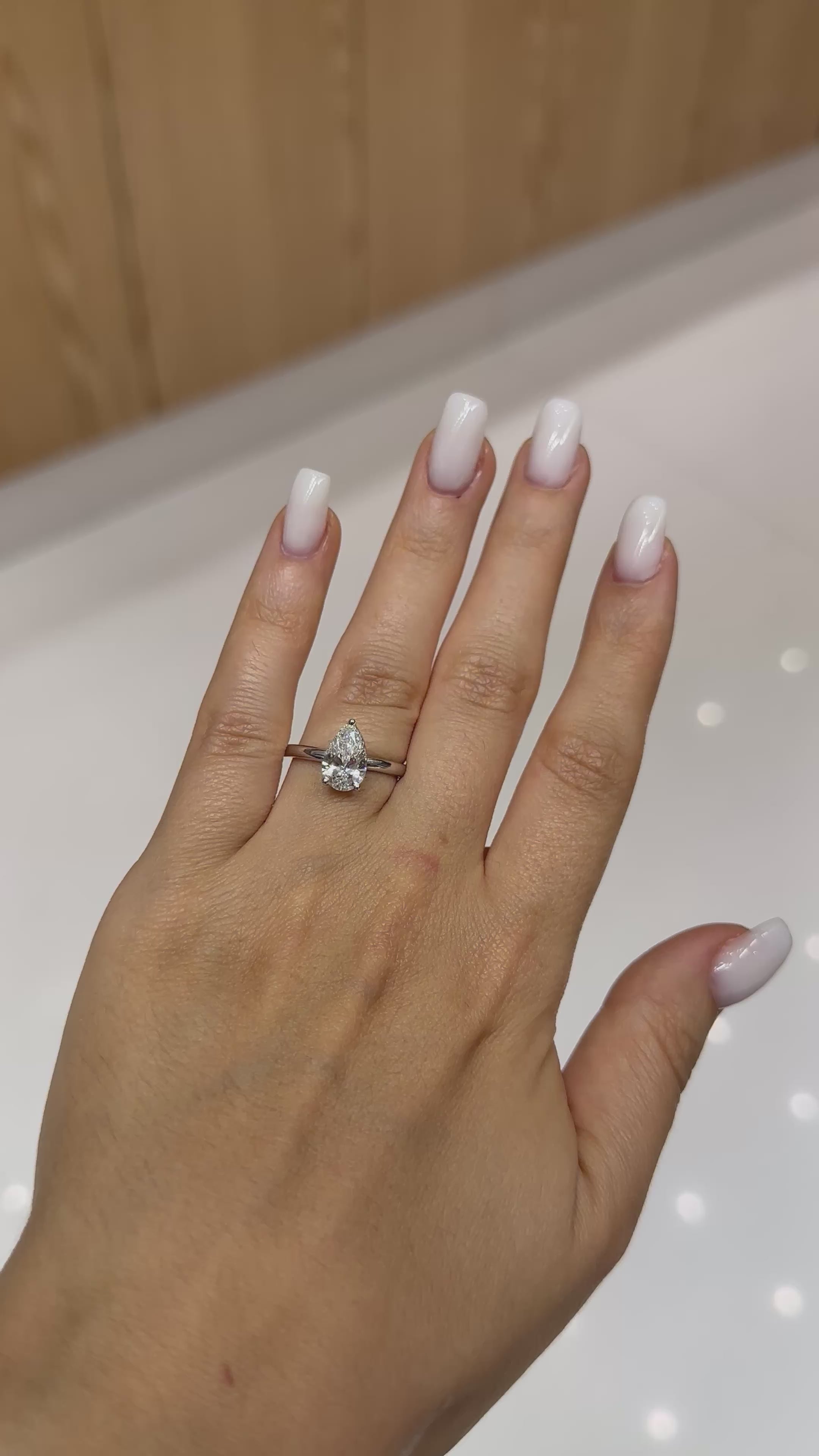 Bague solitaire diamant de laboratoire poire 1,50 ct certifié IGI en or blanc 18 carats – Diamea – vidéo 1