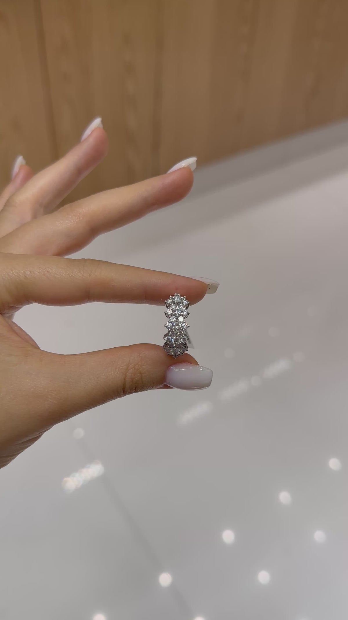 Bague fleur diamant Marguerite Diamants en or blanc 18 carats, 1,50 ct de diamants naturels – Diamea – vidéo 2