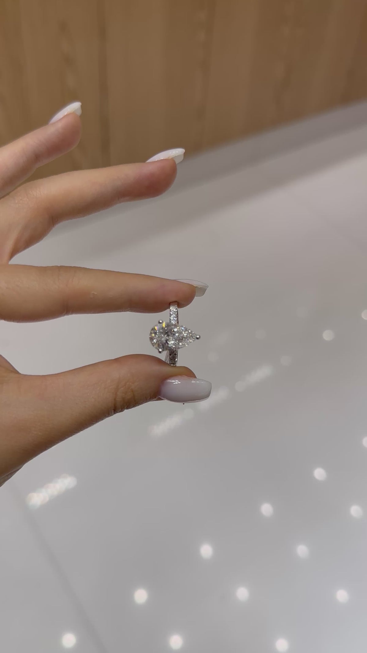 Vidéo portée bague solitaire diamant de laboratoire poire 4 ct – Diamea