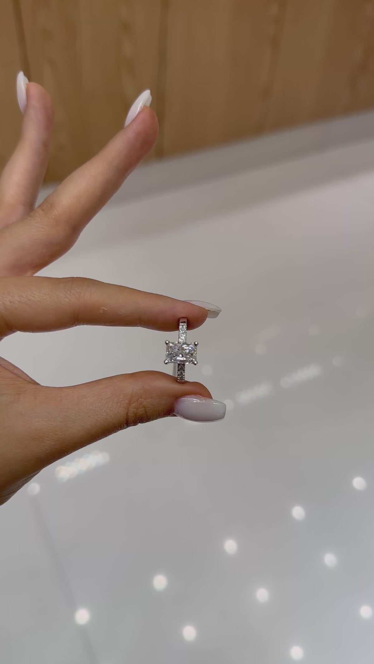 Vidéo portée bague solitaire diamant de laboratoire radiant 2 ct – Diamea