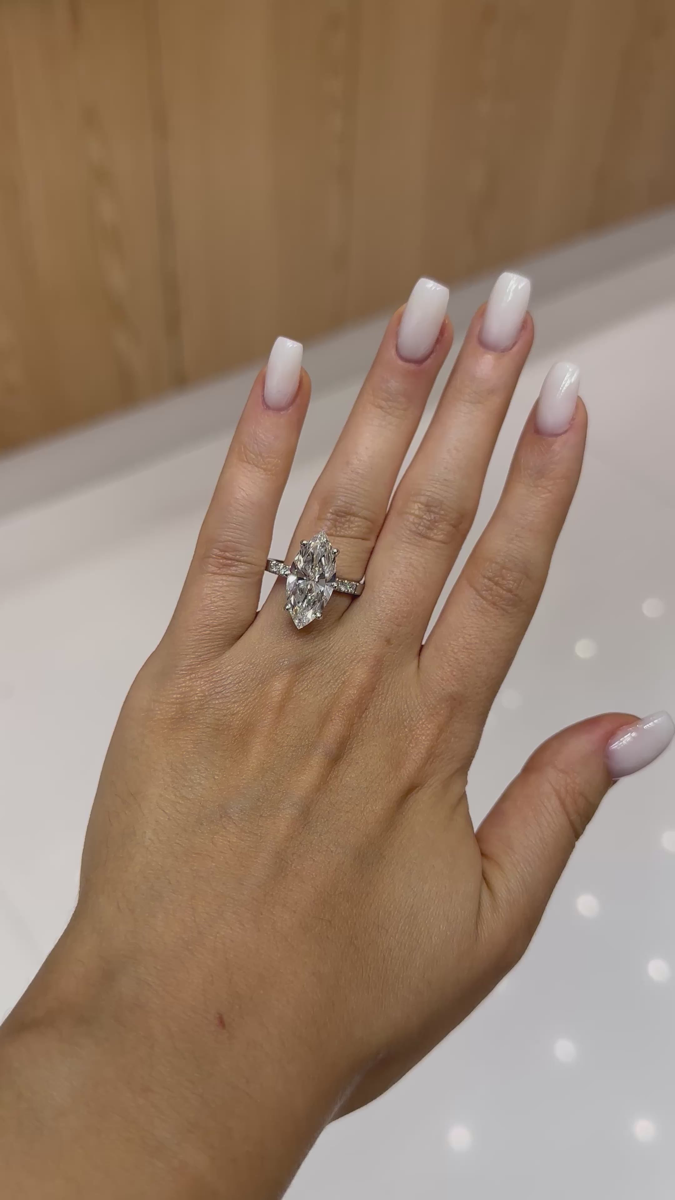 Bague solitaire diamant de laboratoire marquise 5 carats certifié IGI, or blanc 18 carats – vidéo 1 – Diamea