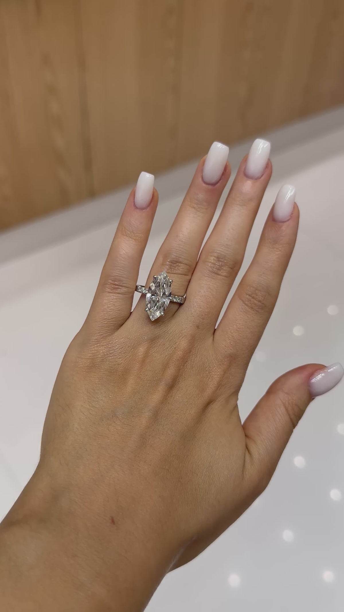 Bague solitaire diamant de laboratoire marquise 5 carats certifié IGI, or blanc 18 carats – vidéo 1 – Diamea